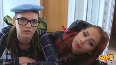 Falešný hostel mladý dospívající pornohvězda Veronica Leal & Taylee Wood jezdí na kohoutku správce hostelu v pokoji trojice žena žena muž.