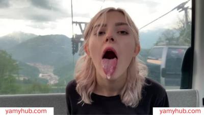 Onlyfans Horká teen nevlastní sestra Eva Elfie pije cum po kouření